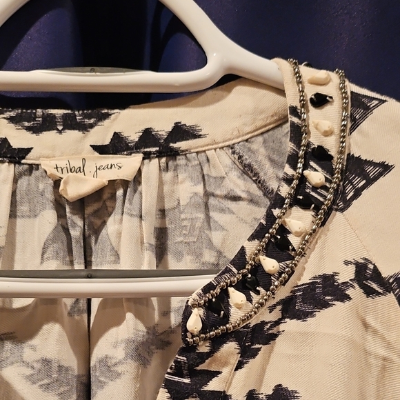 Southwestern/Aztec Pattern Blouse - Picture 4 of 8